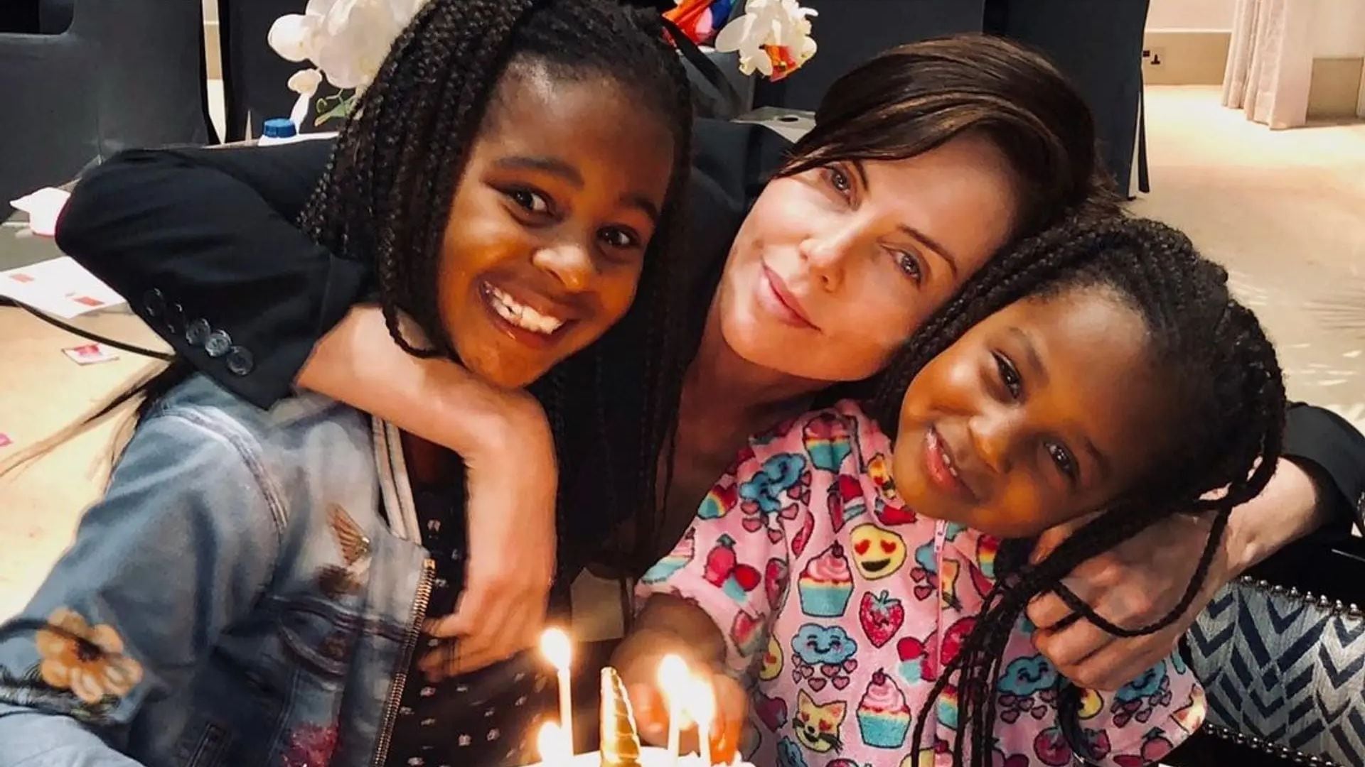 Charlize Theron explicó que el primer auto de sus hijas será un Datsun y que deben ganárselo como parte de su filosofía de crianza (Instagram/@charlizeafrica)