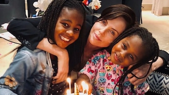 Charlize Theron reflexiona sobre el futuro de sus hijas: “No quiero mantenerlas el resto de mi vida”