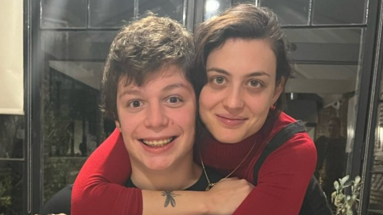 La cantante y actriz Victoria Bernardi hizo pública la causa de la muerte de su hermano tras años de silencio y de canalizar el dolor en obras artísticas