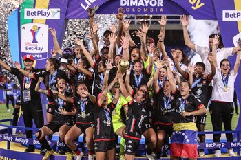 Las leonas de Independiente Santa Fe se convirtieron en campeonas del fútbol colombiano de 2023. @LeonasSantaFe/Twitter.