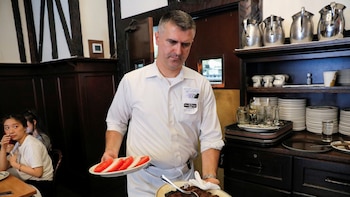 Casi 100 médicos piden que Nueva York obligue a advertir por sodio y azúcar en los menús de las cadenas de restaurantes