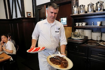 Casi 100 médicos de Nueva York exigen advertencias obligatorias por sodio y azúcar en menús de cadenas de restaurantes (REUTERS/Andrew Kelly)