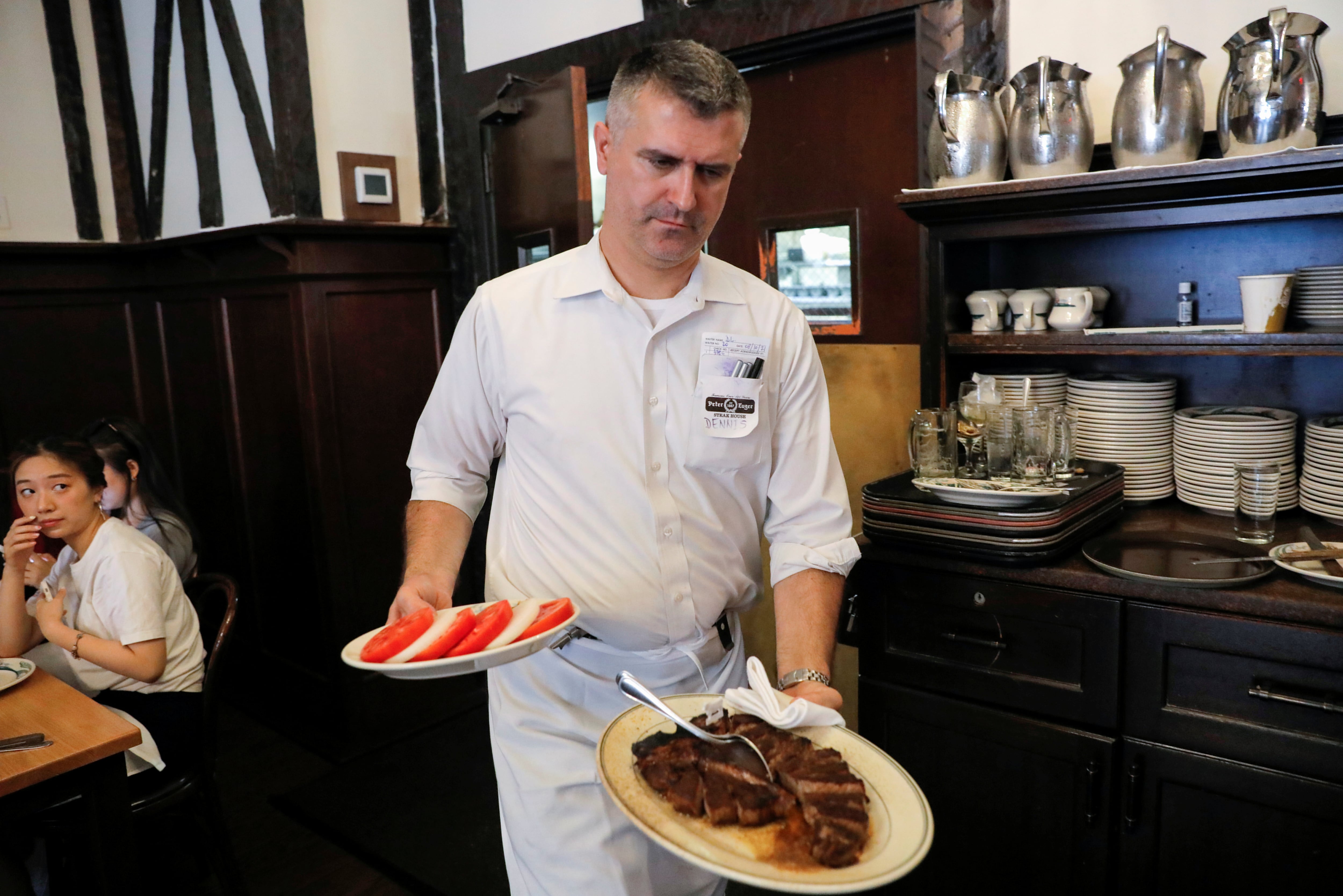 Casi 100 médicos de Nueva York exigen advertencias obligatorias por sodio y azúcar en menús de cadenas de restaurantes (REUTERS/Andrew Kelly)