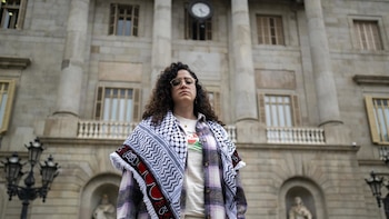 La mujer de Saif Abukeshek afirma que él ha "sufrido maltrato" de Israel y está en huelga de hambre