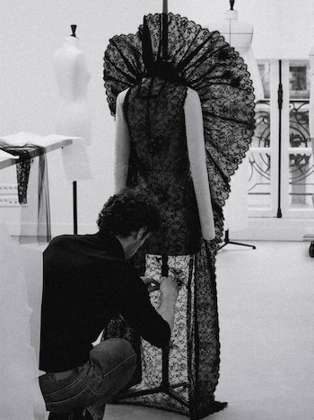 El cuello elevado y la transparencia abdominal aportaron teatralidad y sofisticación, evocando la moda aristocrática del siglo XVI reinterpretada (Instagram)