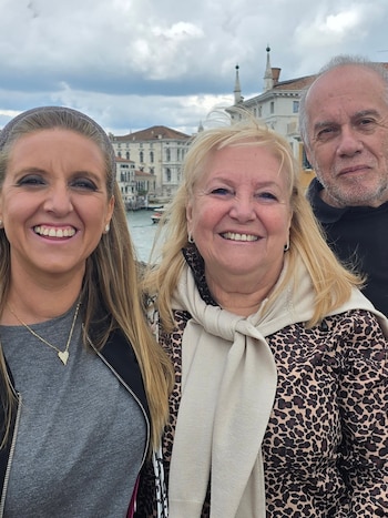 Paula Bernini y sus padres