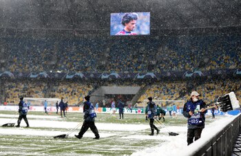 El clima frío no impidió que miles de fanáticos asistieran al Estadio Olímpico