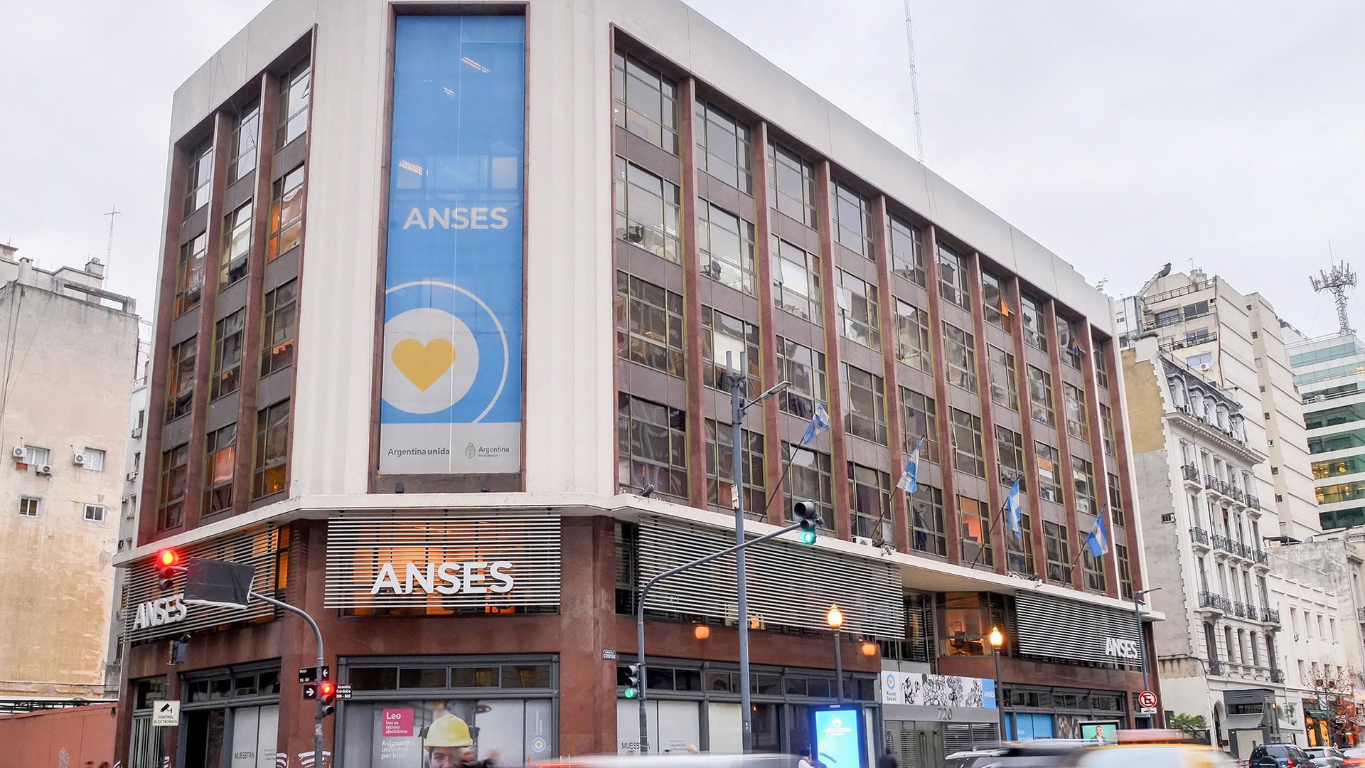 El bono extraordinario de $70.000 se suma a la jubilación mínima, PUAM y pensiones no contributivas, sin incluir aguinaldo este mes (ANSES)