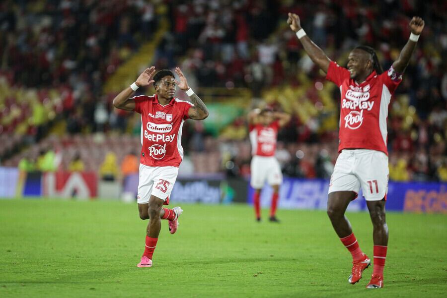 Emerson Rivaldo Rodríguez marcó para Santa Fe con un remate desde unos 30 metros y no celebró ante Millonarios por su pasado en el club azul-crédito Cristian Bayona/Colprensa