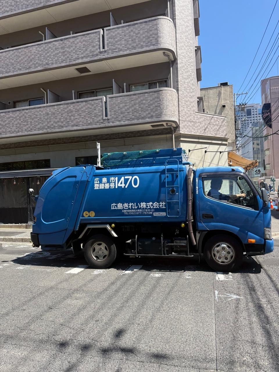 Los camiones de recolección de residuos domiciliarios tienen días y horarios puntuales para pasar y nadie saca a la calle antes de esos días la basura. (Infobae)