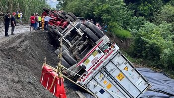 Maquinaria pesada intenta sacar la