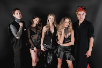 El festival presenta, por primera vez, una notable presencia de propuestas latinoamericanas. Entre los invitados figura Kudai, de Chile, referente del pop rock.