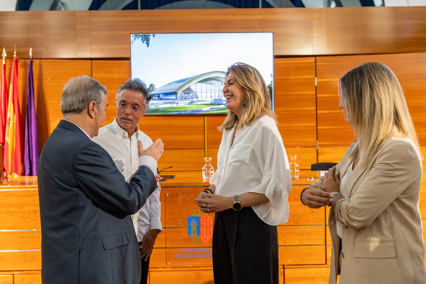 La alcaldesa de Pozuelo, Paloma Tejero, con el arquitecto que ha diseñado el proyecto del Palacio de Congresos, el recinto ferial y el hotel
