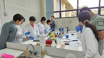 El análisis de microorganismos resistentes en el agua revela riesgos crecientes de enfermedades gastrointestinales en comunidades rurales salvadoreñas. (Foto cortesía archivo CENSALUD)