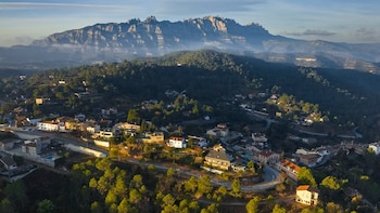 El pueblo de Cataluña ideal para hacer excursiones a la montaña y con vistas de lujo a Montserrat