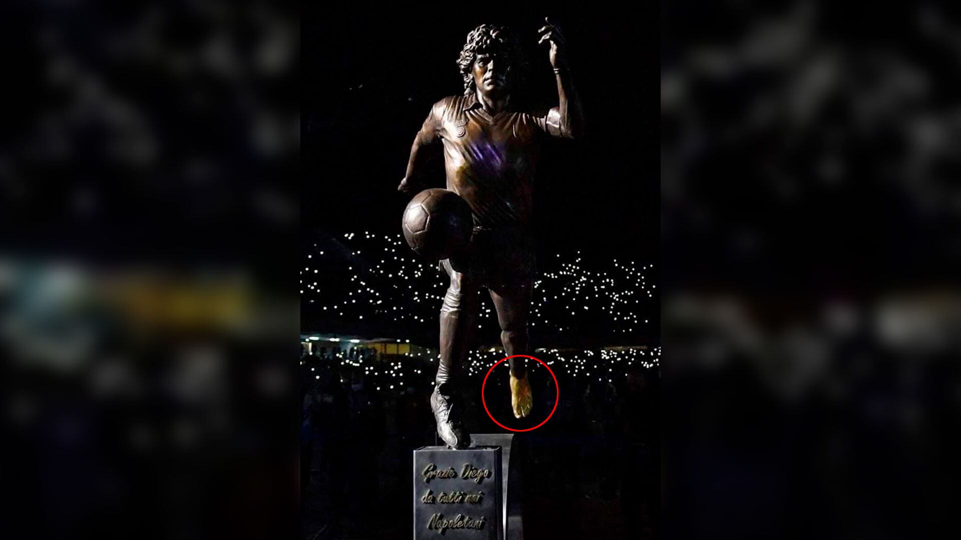 La estatua: el pie derecho, con botín, el izquierdo, desnudo y en color oro