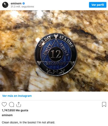 Orgulloso mostró su insignia de