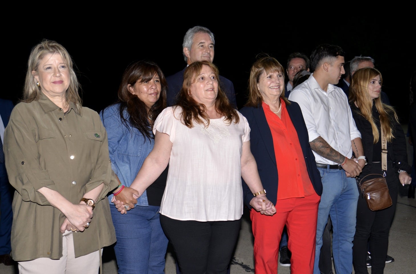 Patricia Bullrich junto a la comitiva oficial, en el recibimiento a Nahuel Gallo