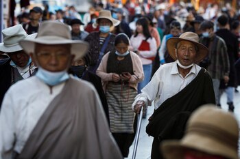 Tibetanos realizan una peregrinación alrededor