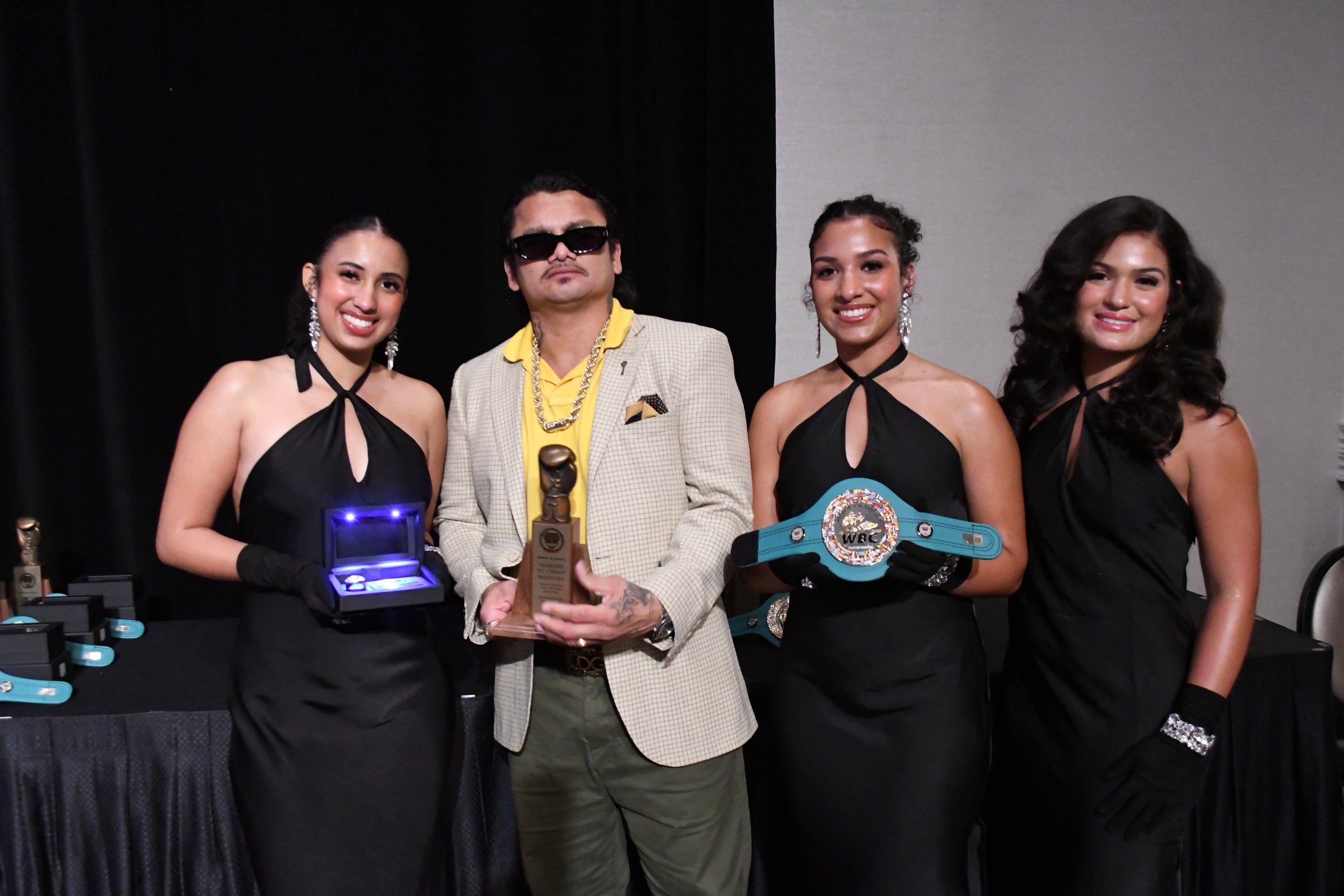 El Chino Maidana recibió como premios un guante como trofeo, un lujoso anillo y un mini cinturón de campeón (Crédito: nvbhofofficial)
