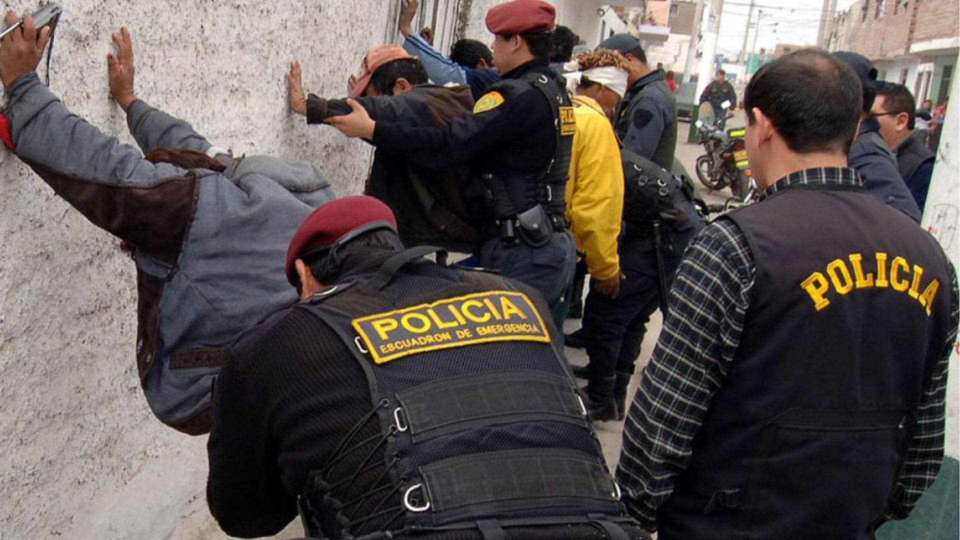 Agentes de la Policía Nacional del Perú intervienen a un grupo de hombres durante un operativo de control frente a la delincuencia. (Agencia Andina)
