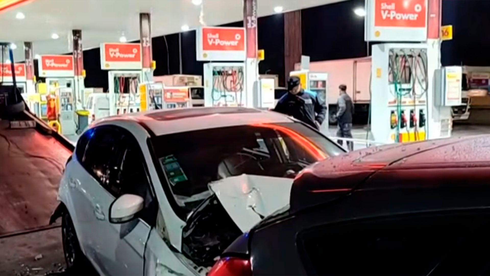 El triple choque ocurrió en una estación de servicio (Captura de video)