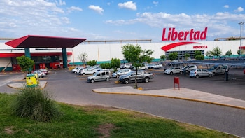 Cerró un histórico hipermercado y despidió a todos sus empleados