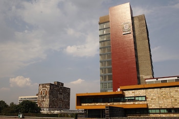 Fotografía de archivo que muestra la Biblioteca Central y Torre de Rectoría de la Universidad Nacional Autónoma de México (UNAM), en la Ciudad de México (México). EFE/José Méndez
