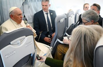 El papa Francisco ofrece una