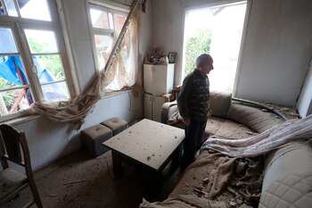 Un hombre armenio permanece de