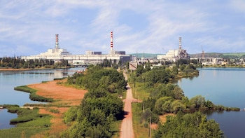 Un dron alcanza una torre de refrigeración de la central nuclear rusa de Kursk