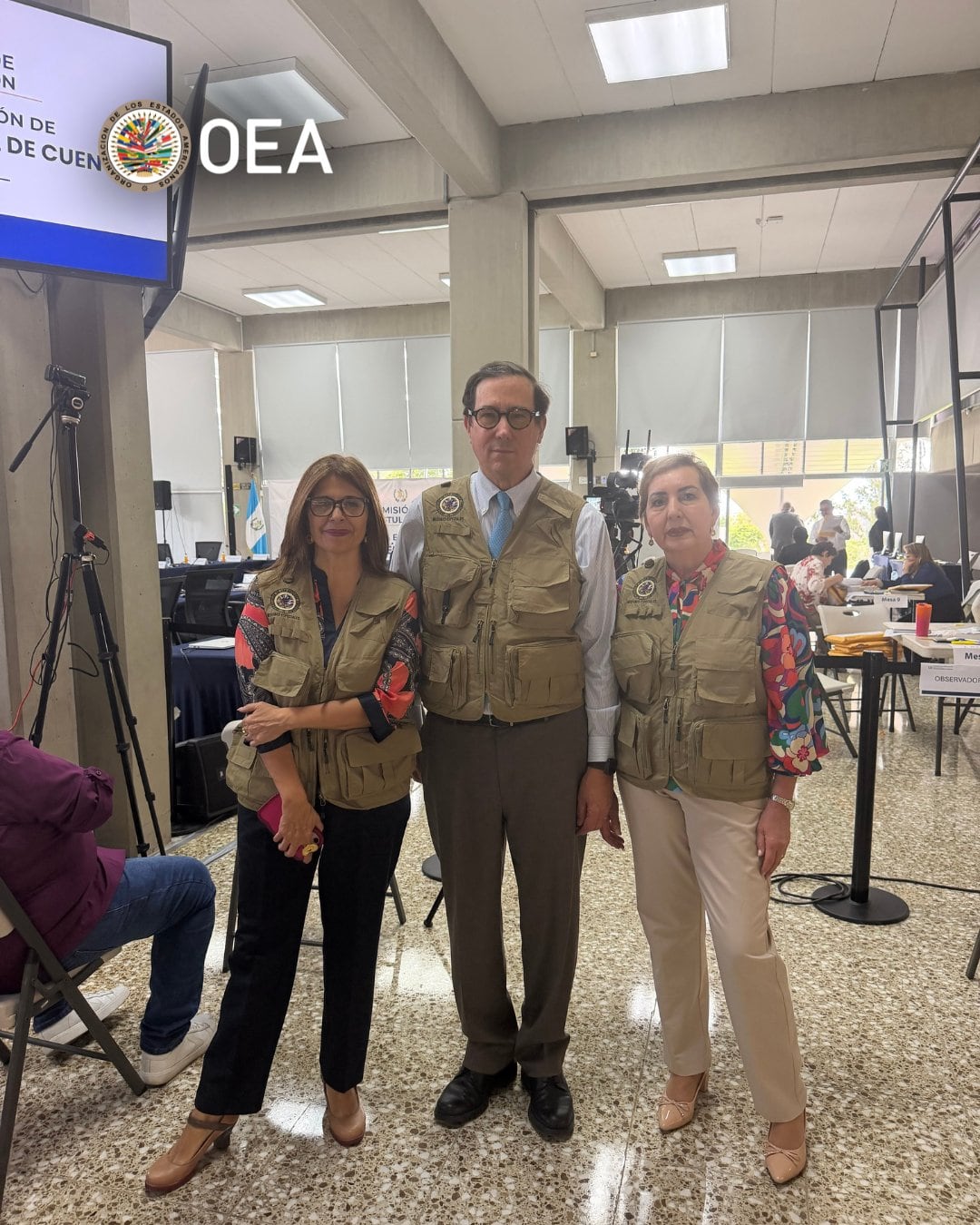 Integrantes de la Misión de Observación Electoral de la Organización de los Estados Americanos realizan tareas de supervisión en un recinto en Guatemala. (OEA oficial)