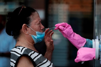 Una mujer se realiza una