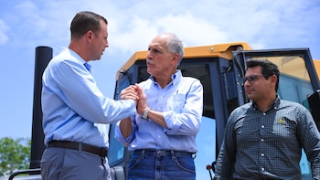 Asfura presenta primer lote de maquinaria para alcaldías y afirma: “El que no quiera trabajar conmigo tiene un problema mental”