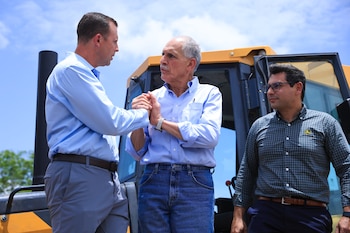 El presidente Nasry Asfura supervisó la recepción de las primeras 140 máquinas que serán distribuidas entre las alcaldías del país. (Foto: Casa Presidencial Honduras)