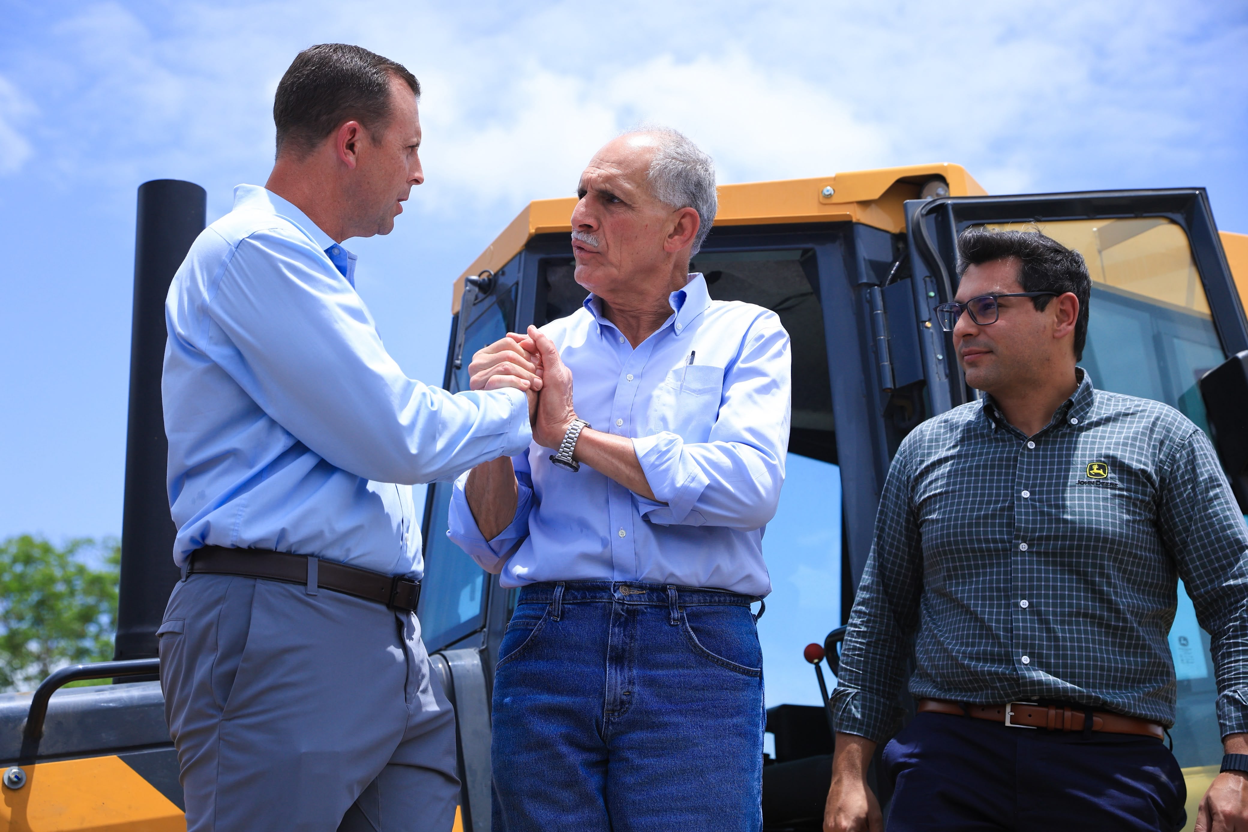 Asfura presenta primer lote de maquinaria para alcaldías y afirma: “El que no quiera trabajar conmigo tiene un problema mental”