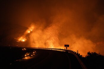 El fuego se expandió rápidamente, consumiendo más de 17.000 hectáreas. (REUTERS/Etienne Laurent)