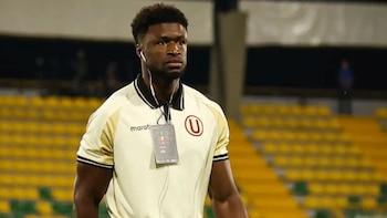 Hinchas franceses reciben a Sekou Gassama en el aeropuerto y lo alientan: “Tiene que mantener la mentalidad fuerte”