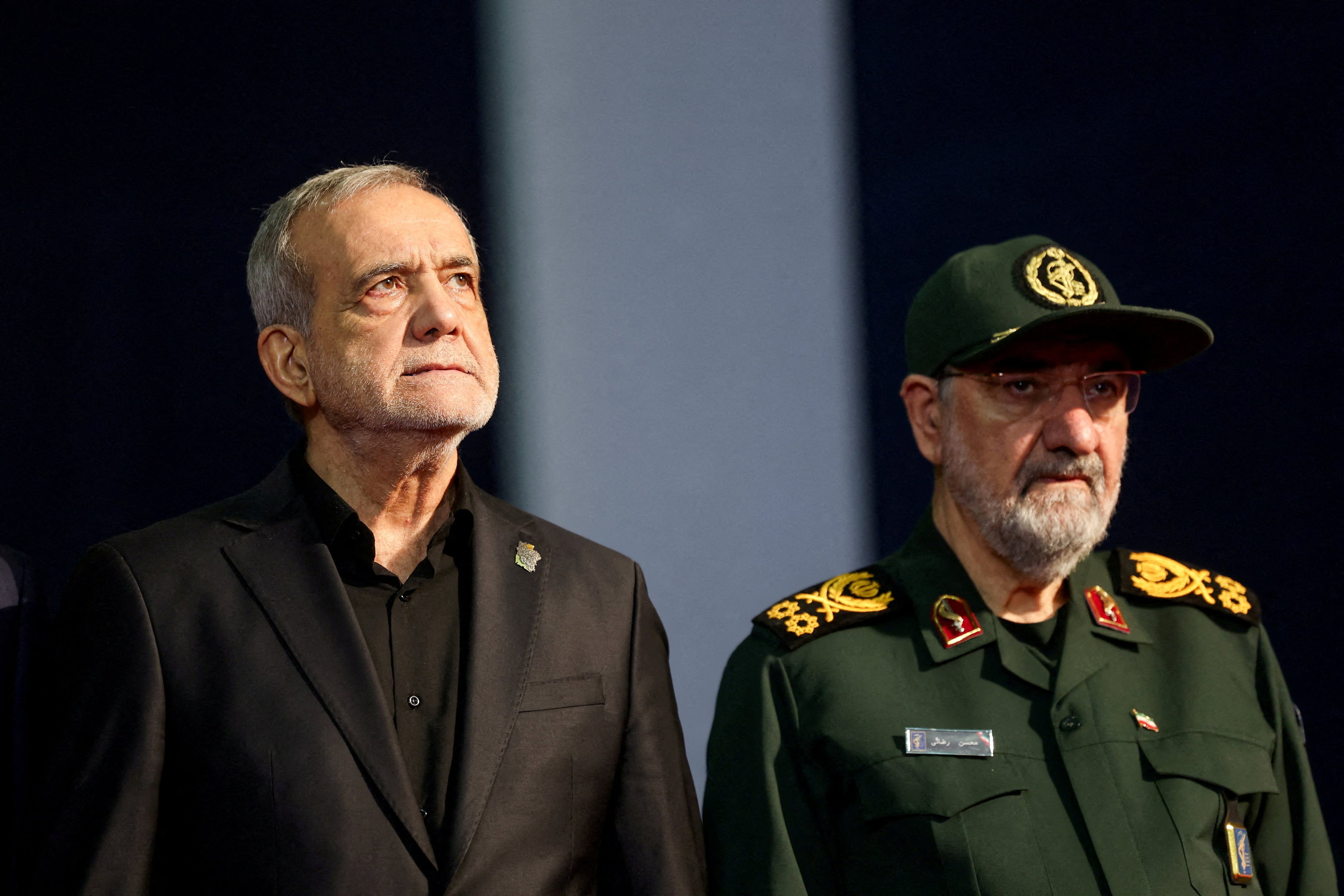 El presidente iraní, Masoud Pezeshkian, y el asesor del líder supremo, Mohsen Rezaei, en la despedida al ayatolá Alí Jamenei, fallecido el 28 de febrero en ataques israelíes y estadounidenses (REUTERS/Mohammed Salem/archivo)