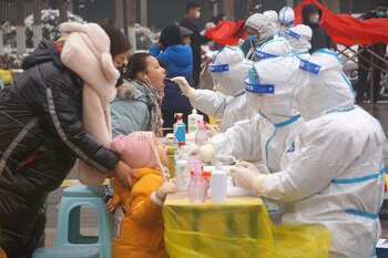 Trabajadores médicos en la provincia de Henan province, China, 5 enero del 2022. REUTERS