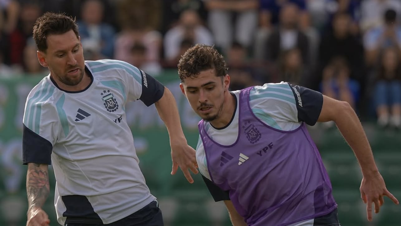 Joaquín Panichelli en un entrenamiento junto a Lionel Messi