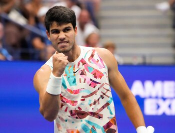 Alcaraz celebra un punto contra