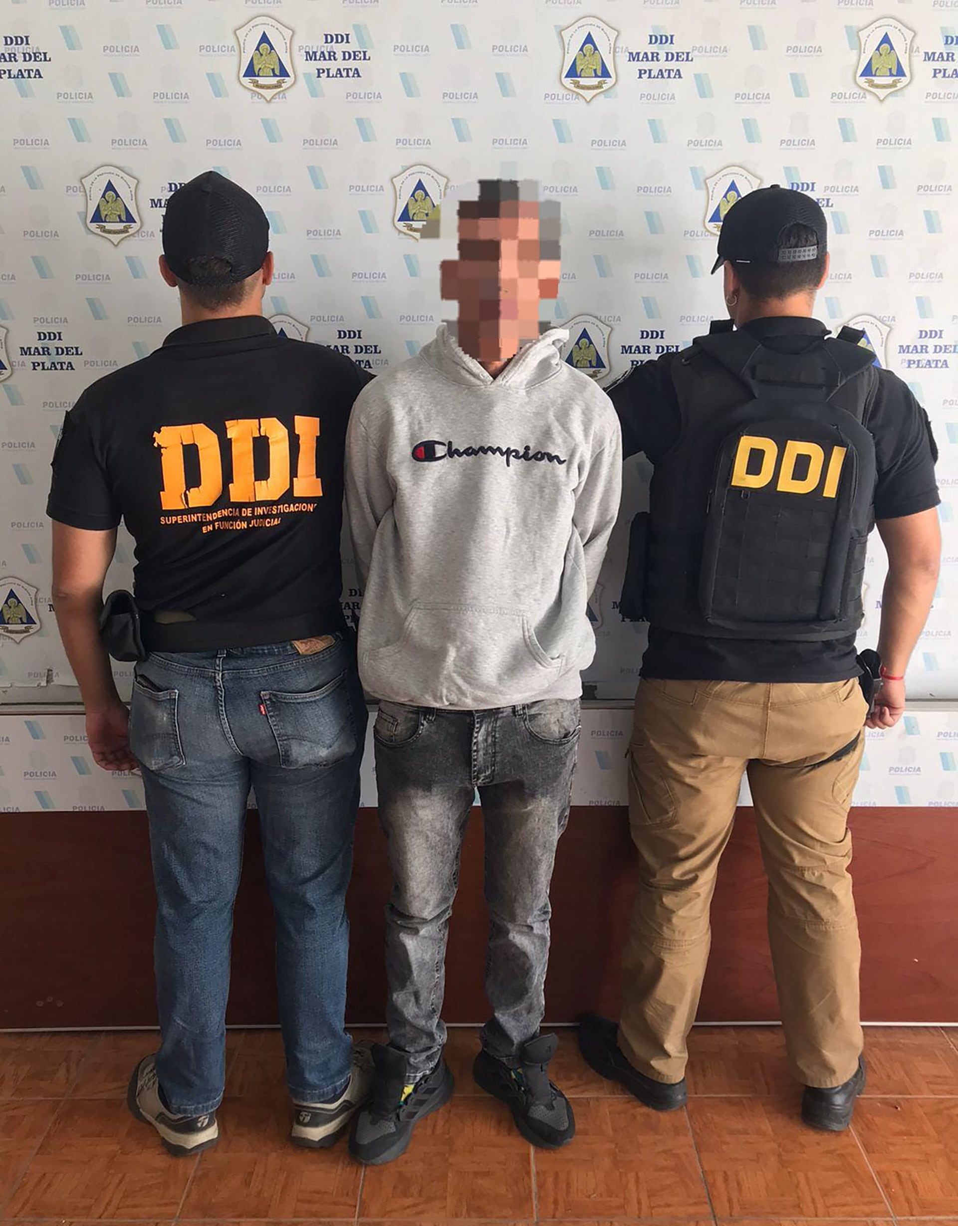 Durante el robo, los asaltantes sustrajeron notebooks del Gobierno, cámaras, un celular Samsung A10 y un parlante