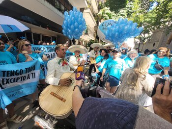 Una banda de mariachis se
