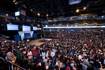 Buffett fue ovacionado el sábado por los 40.000 asistentes al encuentro anual de accionistas en Omaha, Nebraska.