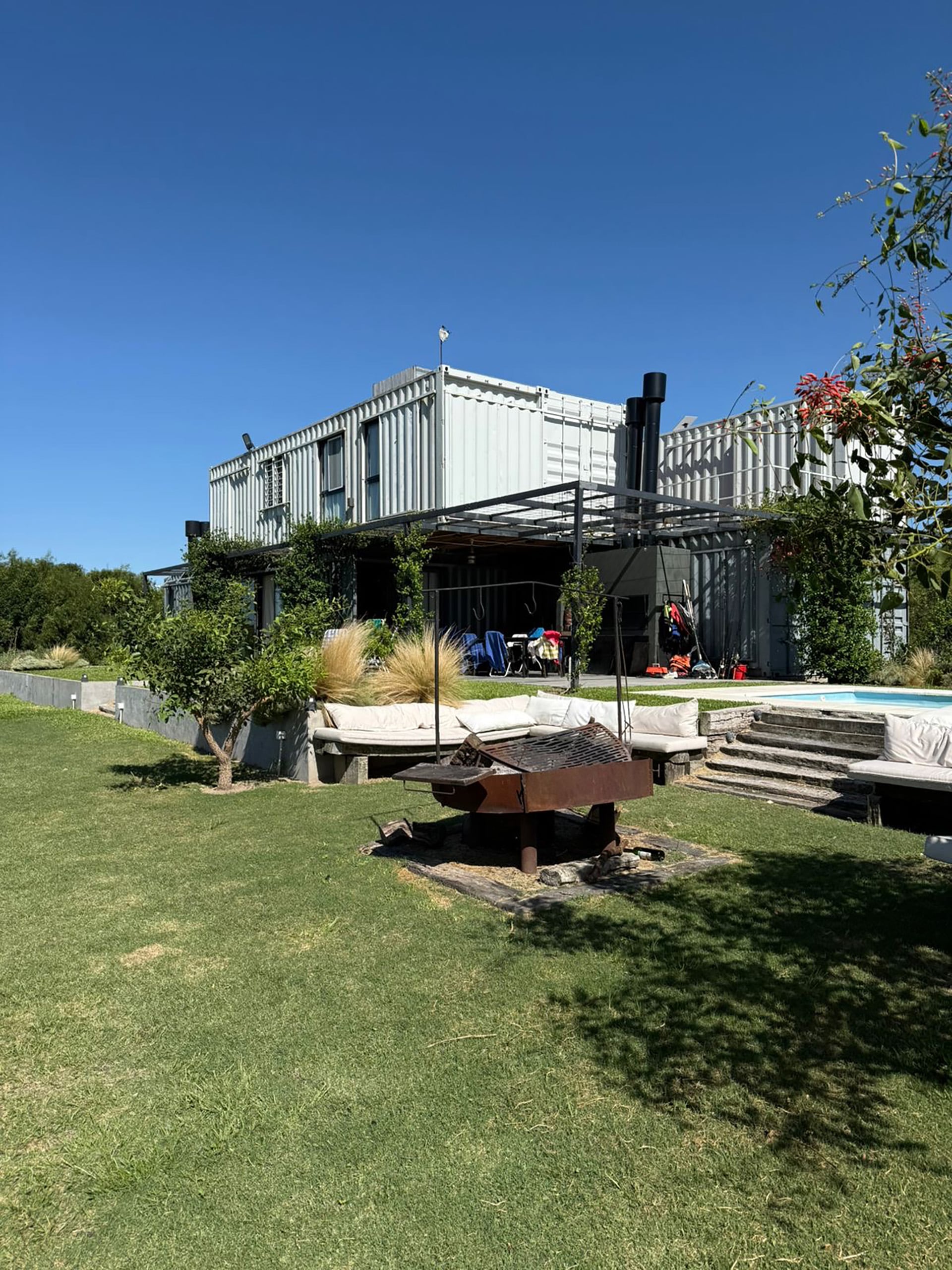 La casa utiliza la misma chapa de los containers para crear un sistema de cerramiento hermético y ultra seguro