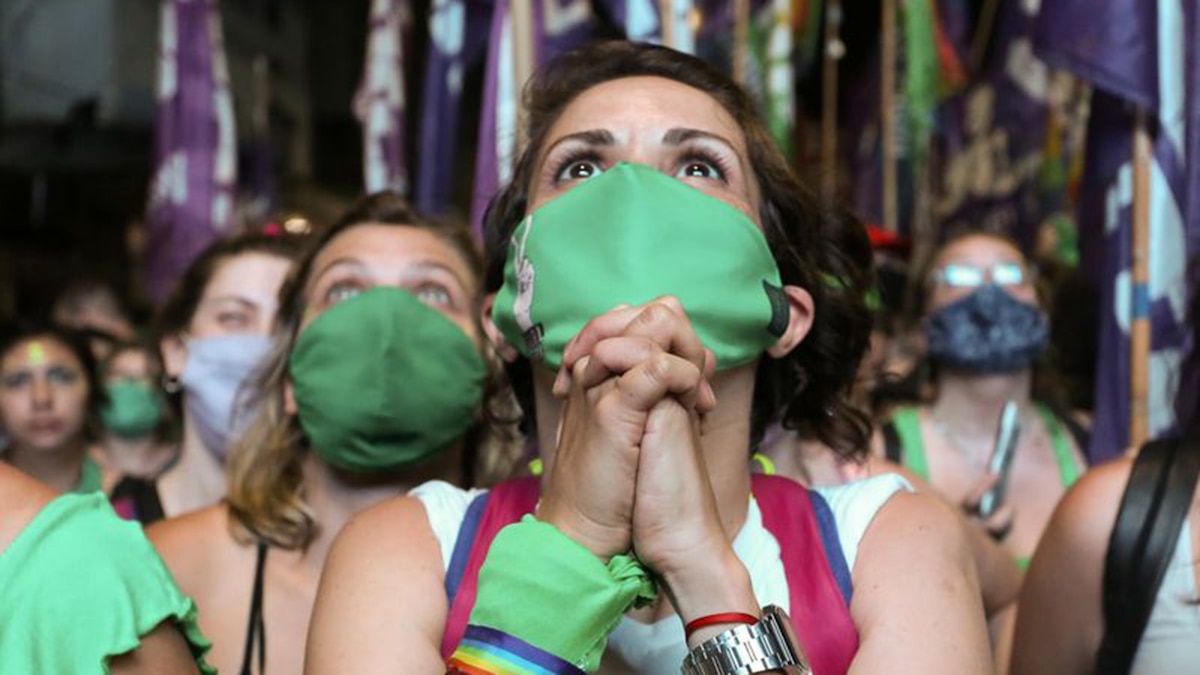 Pañuelos verdes en una marcha por la legalización del aborto en Argentina