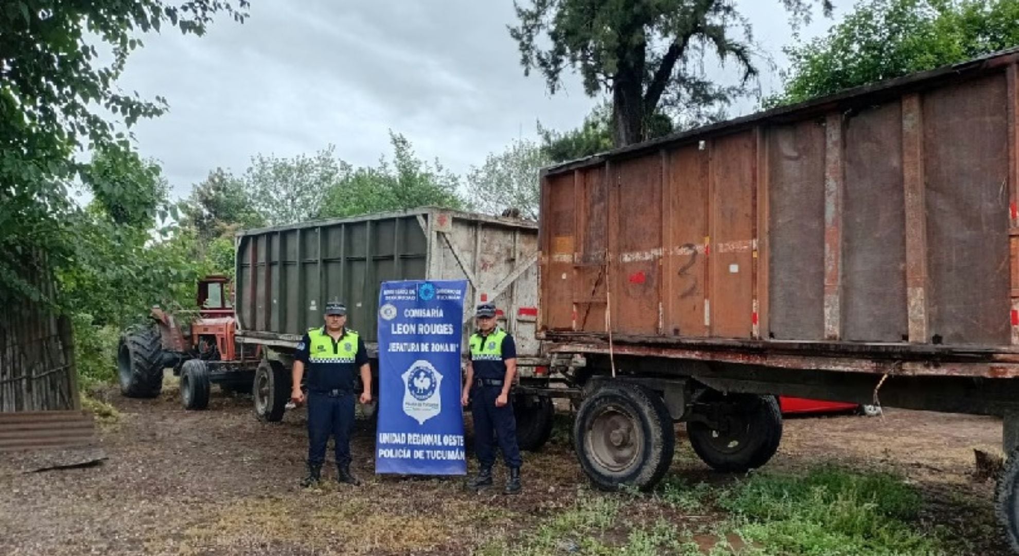 El tractor y los volquetes que fueron secuestrados en el marco de la investigación (Gentileza: Contexto Tucumán)