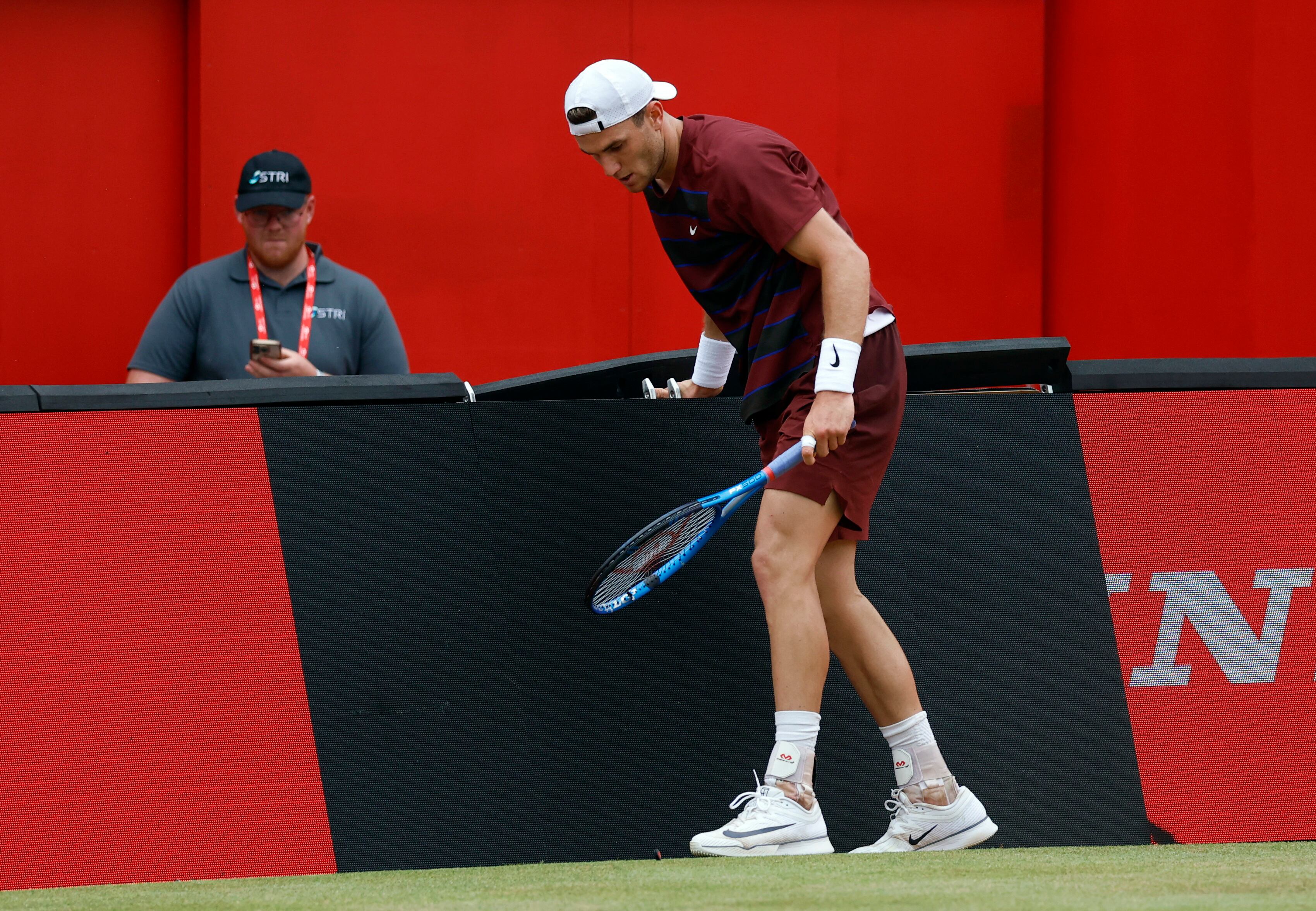 Jack Draper luego de golpear su raqueta y dañar el cartel publicitario (Reuters/Peter Cziborra)