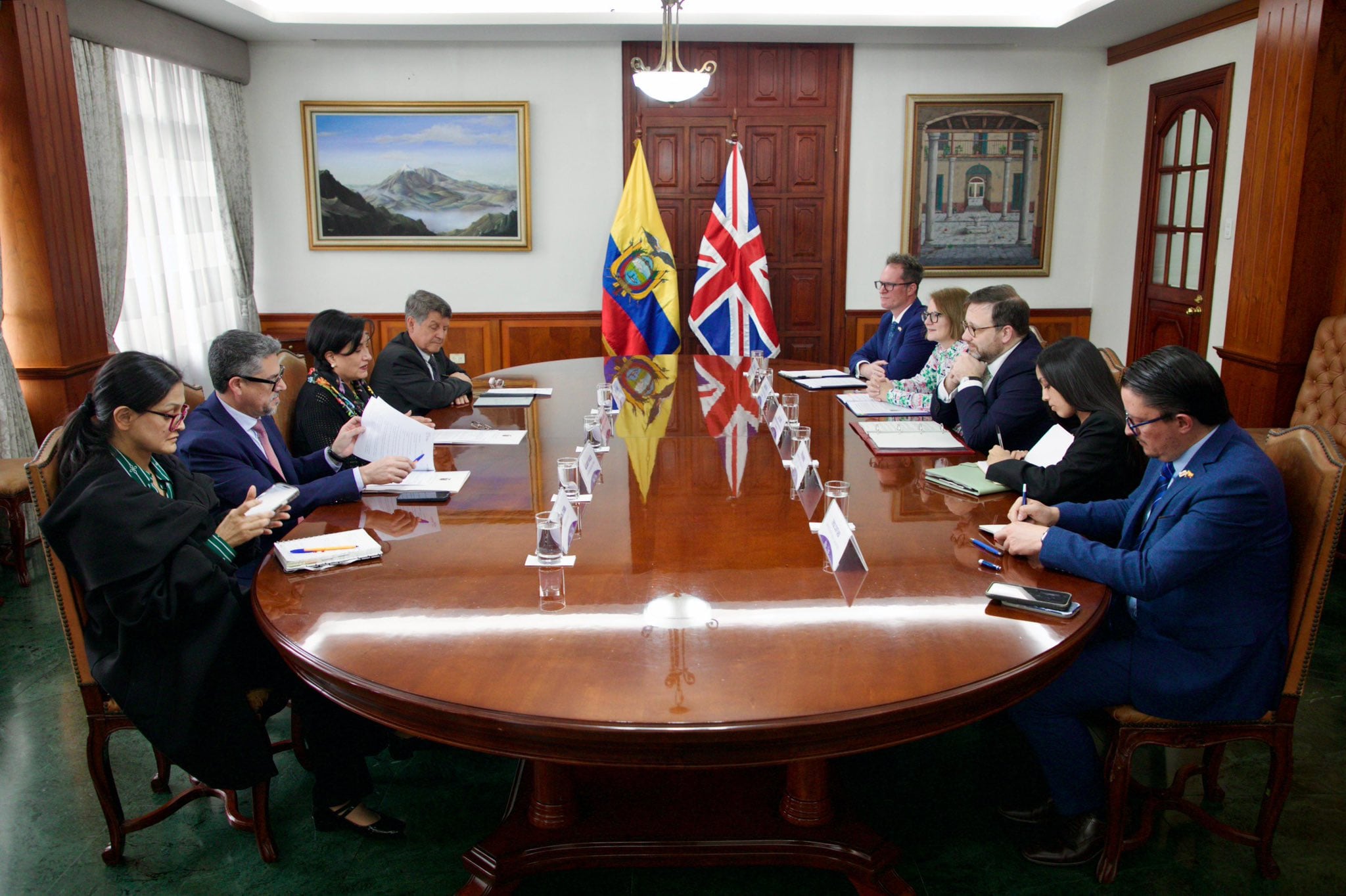 El ministro británico Chris Elmore junto a la embajadora británica en Quito, Libby Green y su equipo; en una reunión con la canciller de Ecuador, Gabriela Sommerfeld. (Cancillería de Ecuador)
